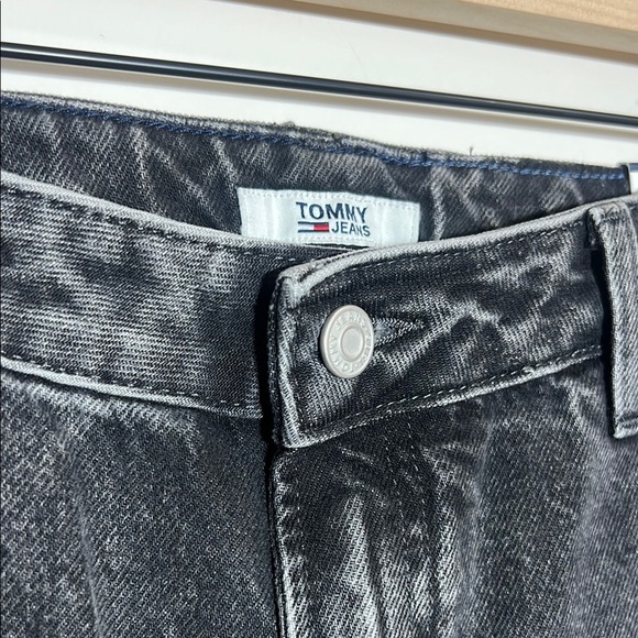 NWT Tommy Black Denim Tapered Mom Jeans, Size 12 - Picture 5 of 9